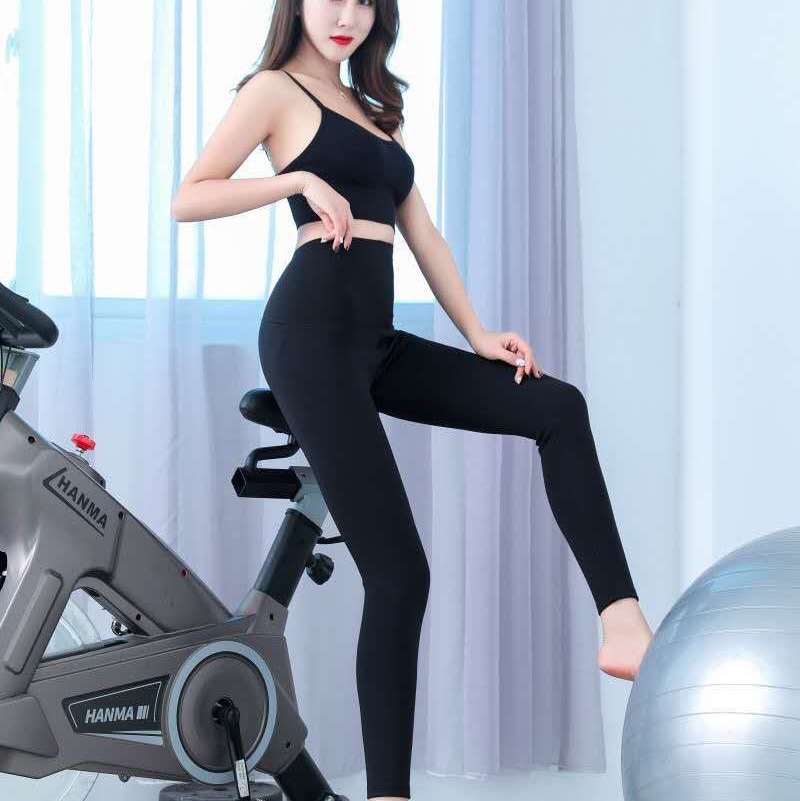 Comfortable slimming and belly cinching yoga pants without marks