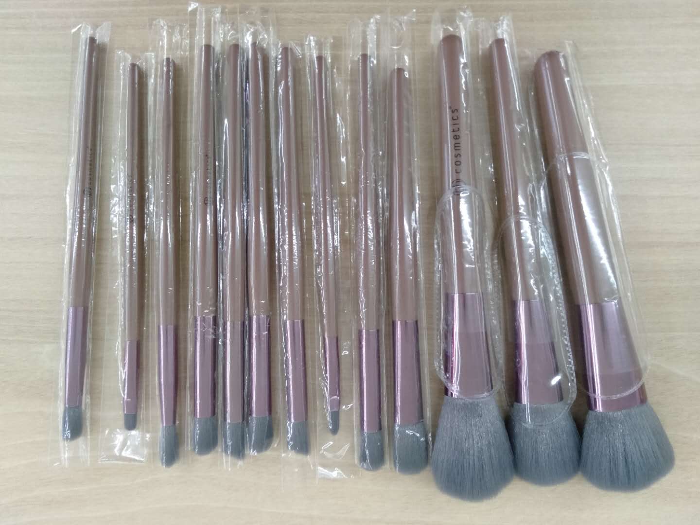 13 sets of makeup brushes, blush brushes, powder brushes, and eyebrow brushes