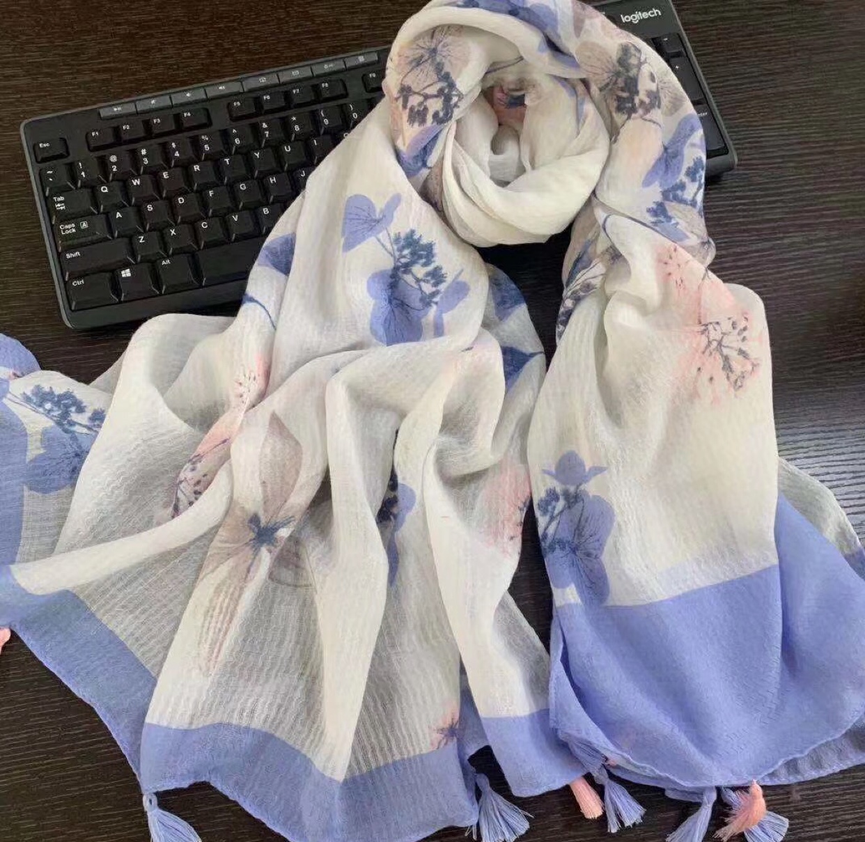 Gold scarf
Manufacturers direct wave cotton shawls series scarves.