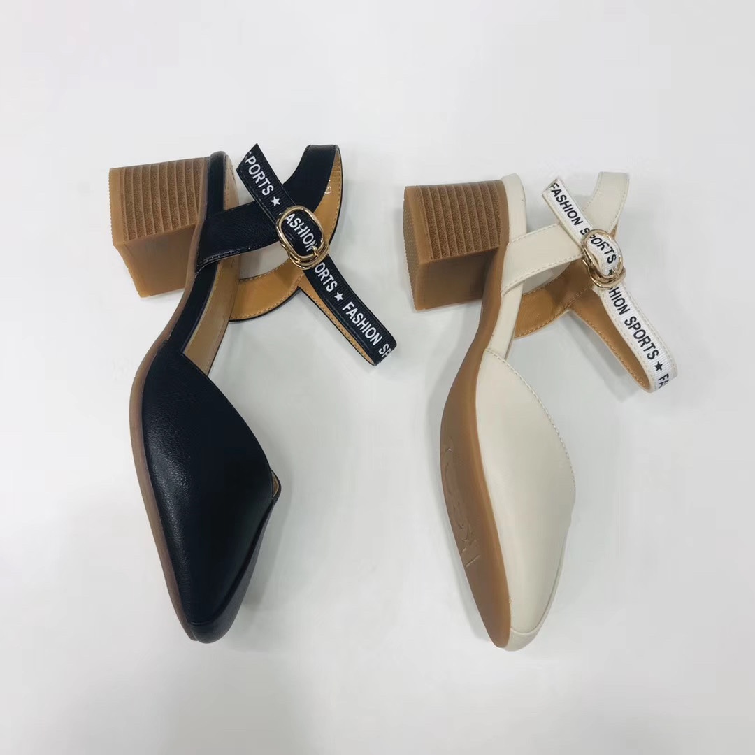 Women's letter-patterned wood-grain flip-flops with a headband Application Scenario