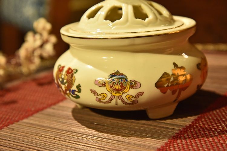 Eight-treasure ceramic incense burner Specification image