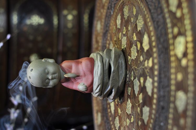 Little Monk ceramic incense burner Item Picture