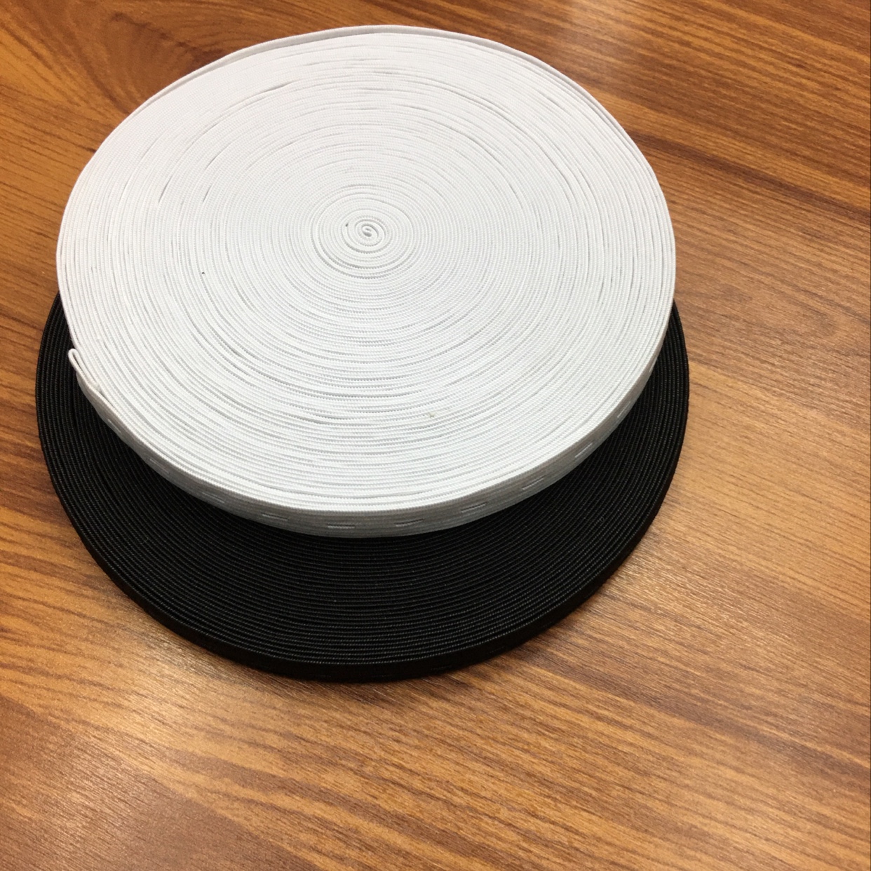 1.2cm黑色，白色可调节松紧带，扣眼松紧带