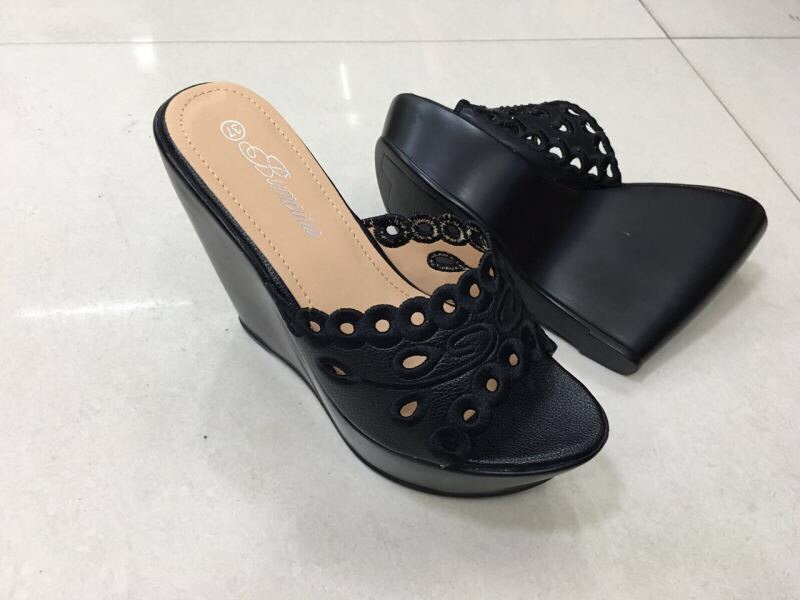 Classic ladies sandals thumbnail