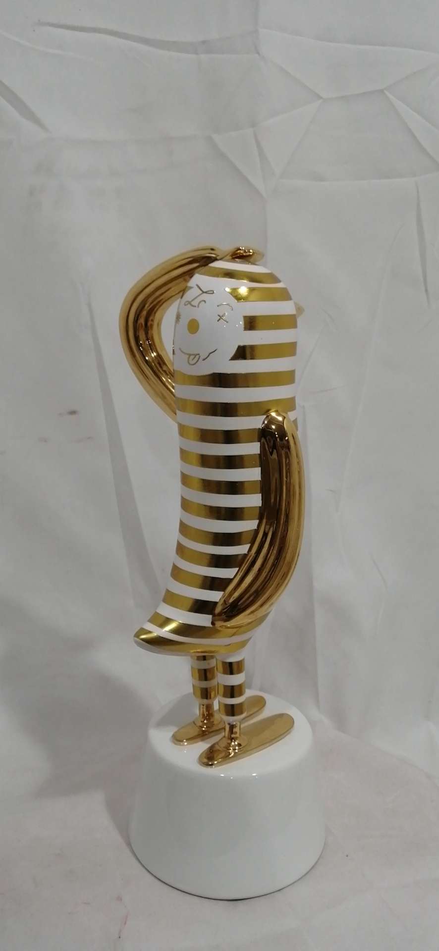 Creative home decoration pieces, entrance hall decoration design sense, artistic ceramic little penguin, 38 cm tall undefined