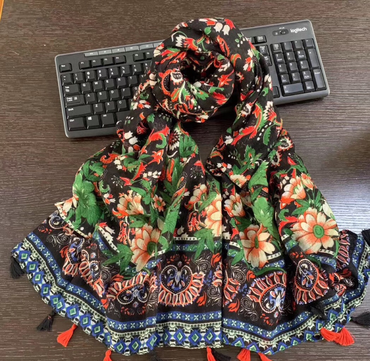 Gold scarf
Manufacturers direct wavy print series shawls.