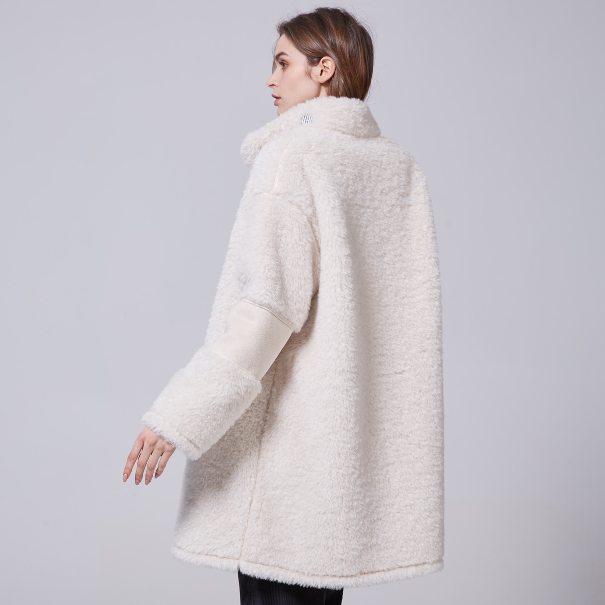 In 2020, The New Korean Version Of The Trend Of Women's Clothing Simulation Fur One Long Coat Application Scenario