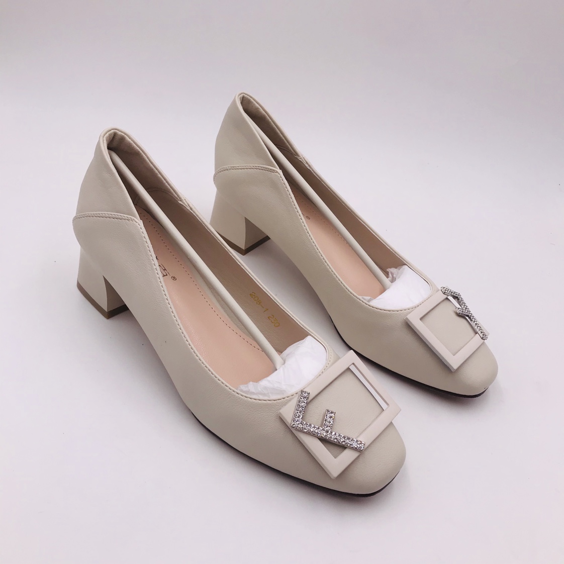 Women's F diamond buckle low-heeled comfortable and versatile single shoes Application Scenario