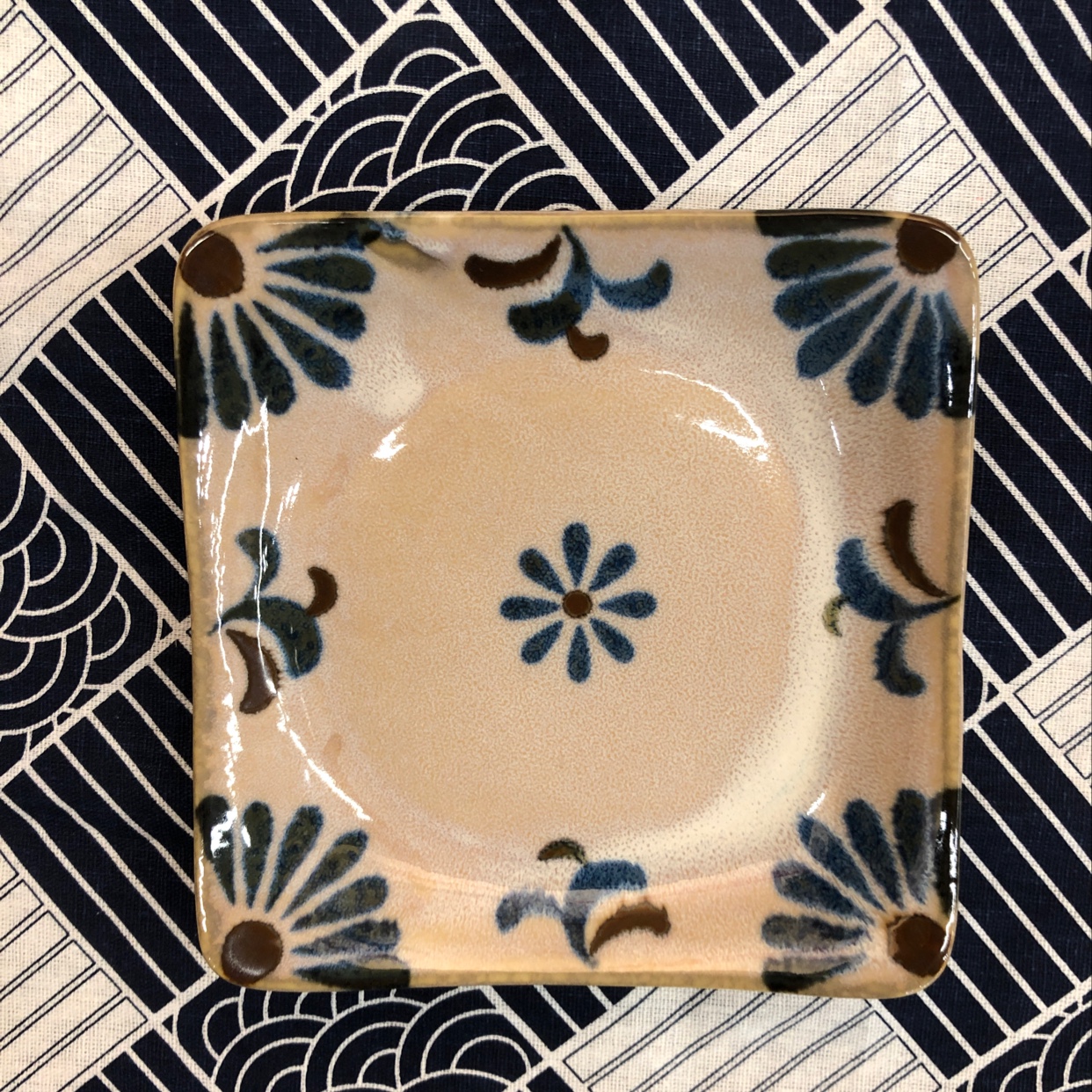 日本进口美浓烧冲绳花7英寸翘角四方盘