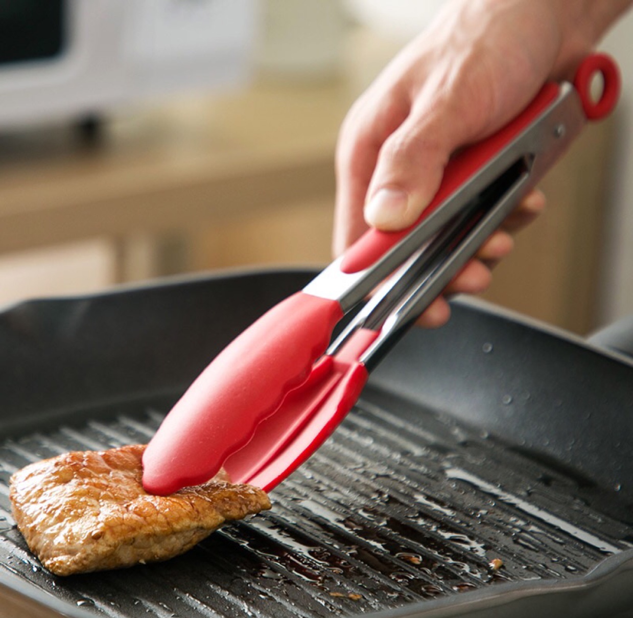 9-inch silicone food tongs with telescopic hanging, food-grade silicone barbecue and baking tools Application Scenario