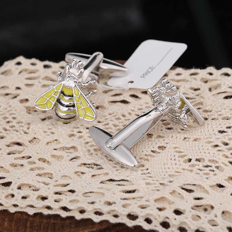 Bee-shaped fun cufflinks detail image 3