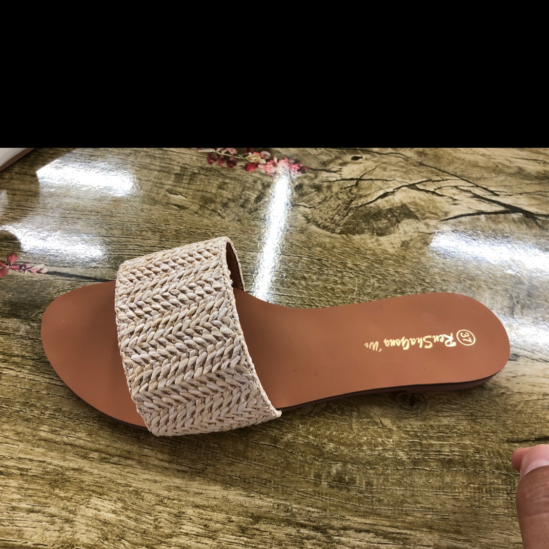 "Human and Shark Dance: Linen hollowed-out breathable, trendy, comfortable and versatile casual women's slippers.