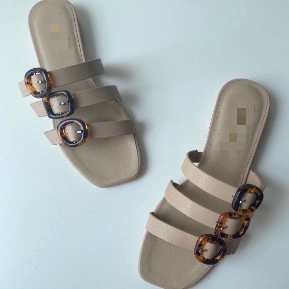 女式凉鞋实物图