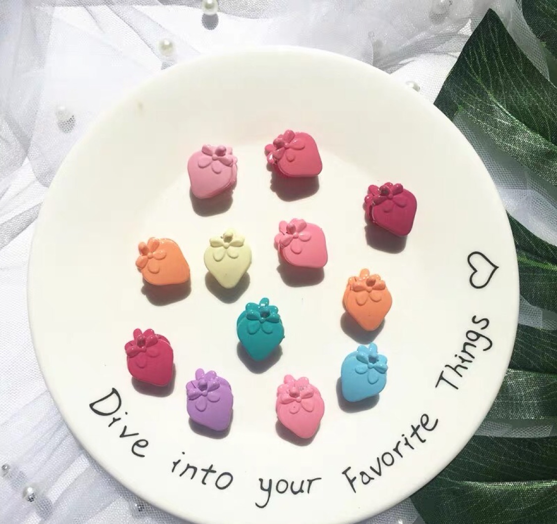 1.5cm children's strawberry bangs and small claws