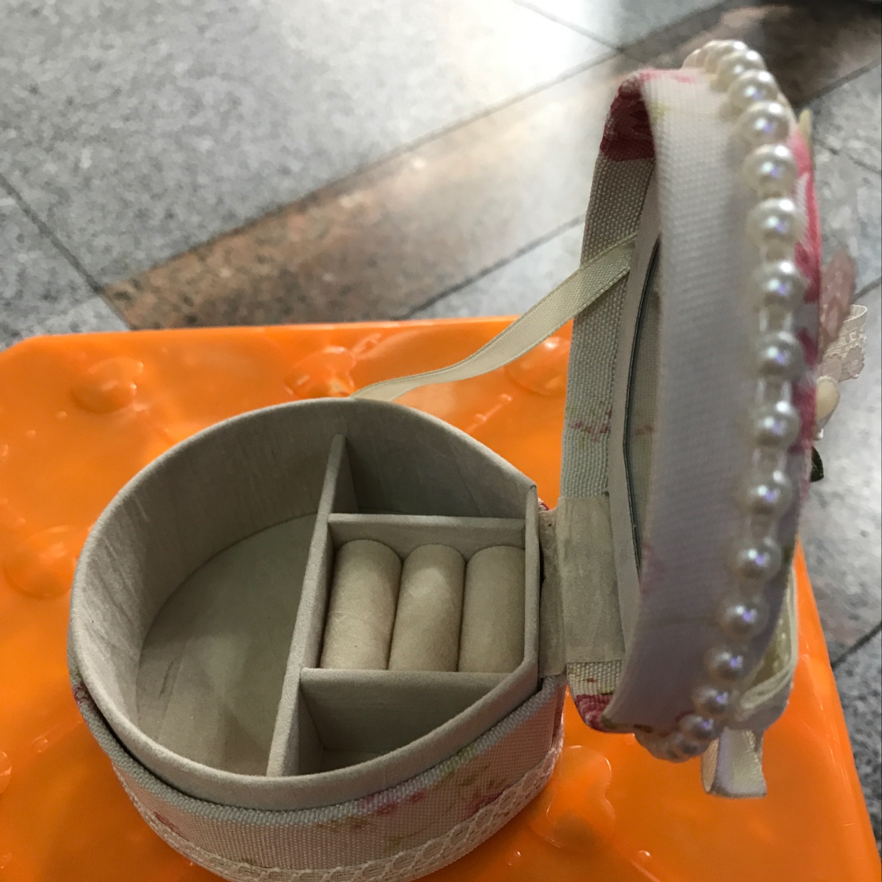 圆形带镜格布艺首饰收纳盒产品图