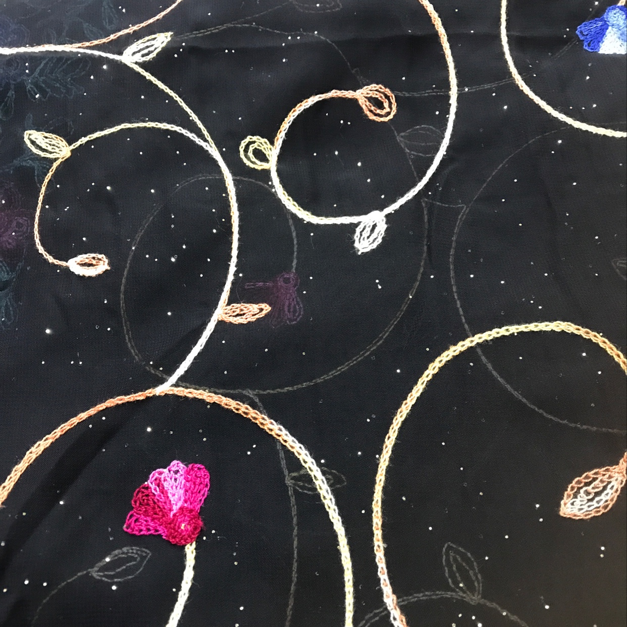 穆斯林绣花头巾细节图