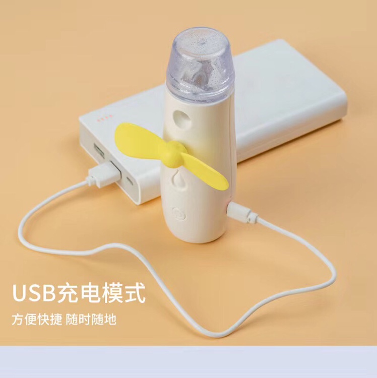 Summer travel wonder - portable spray hydrating fan Application Scenario