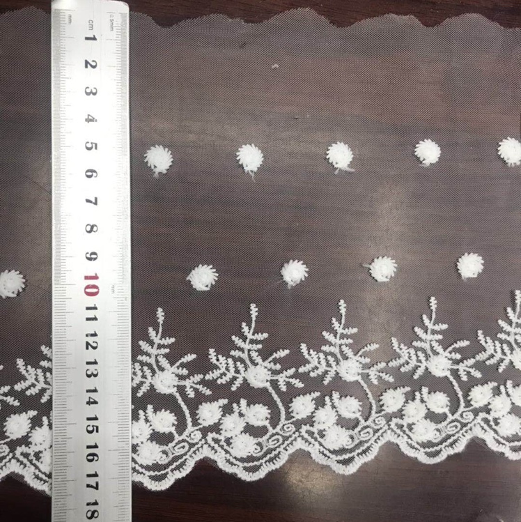 The white and fresh mesh fabric with embroidered lace is 17 centimeters wide