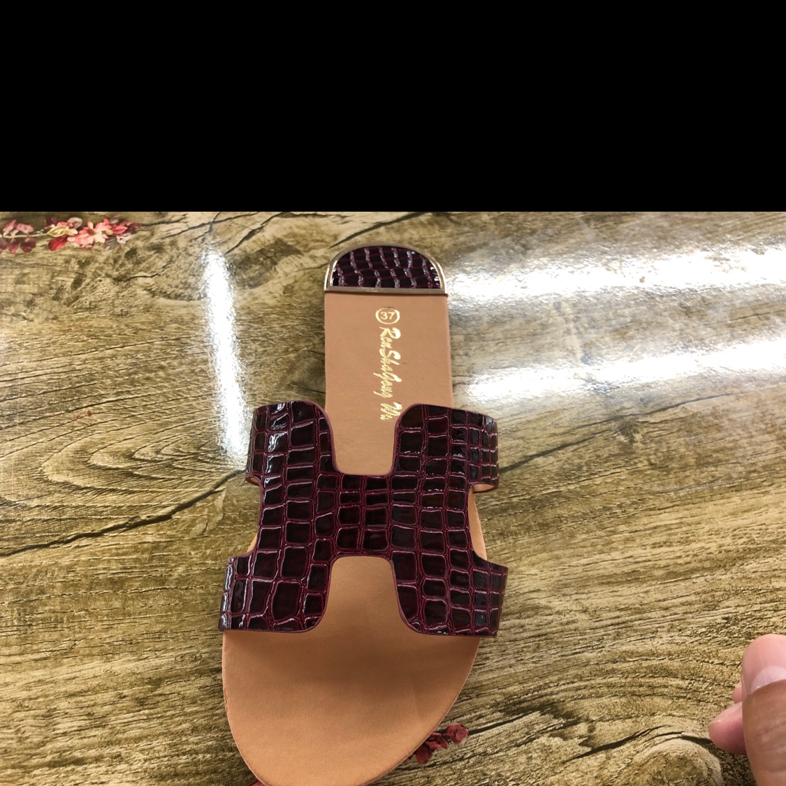 "Human and Shark Dance H One-line stone-patterned hollowed-out fashionable and trendy casual women's slippers. details Picture