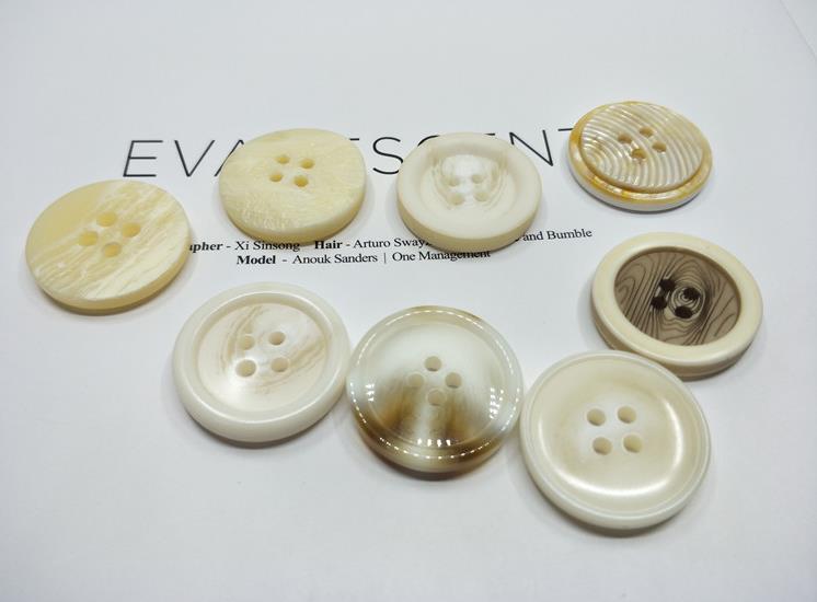 【批发】圆形四眼树脂纽扣拉花花纹米白色女装大衣扣外套纽扣