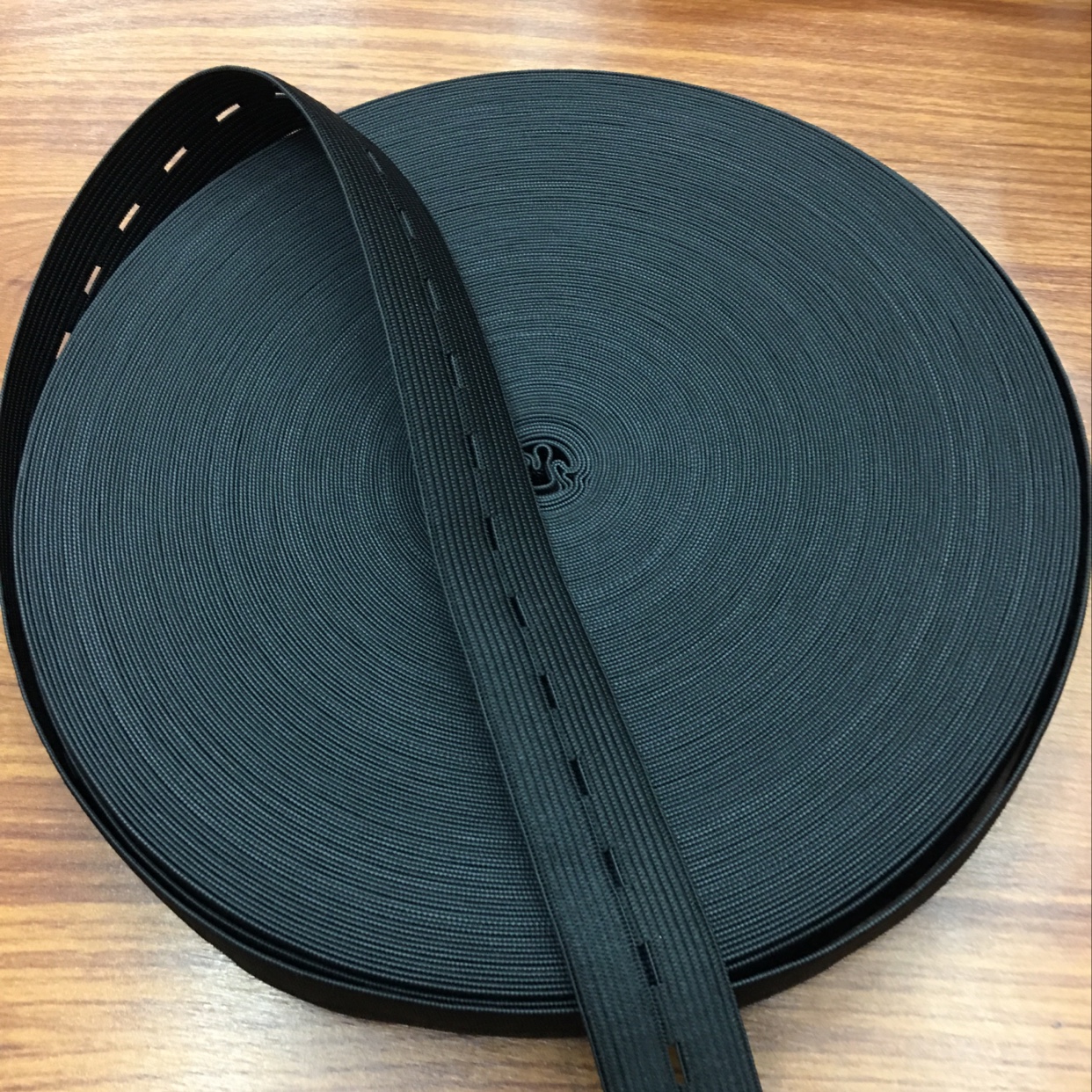 黑色2.5cm扣眼松紧带，可调节松紧带