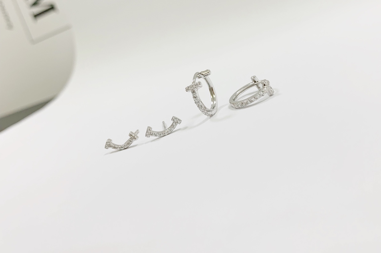 Slightly set smiling face earrings Specification image