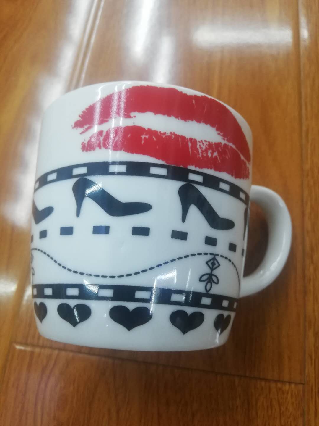 Fashion love lipstick design mug thumbnail