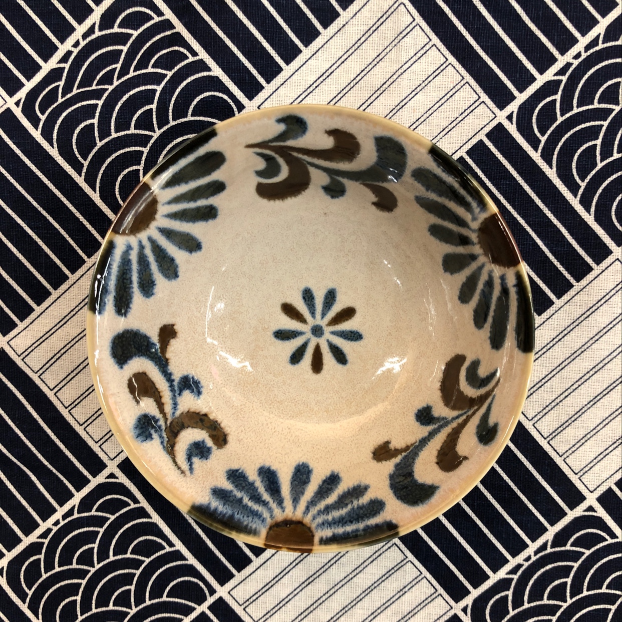 4.8-inch multi-purpose bowl of Okinawan flowers imported from Mino, Japan