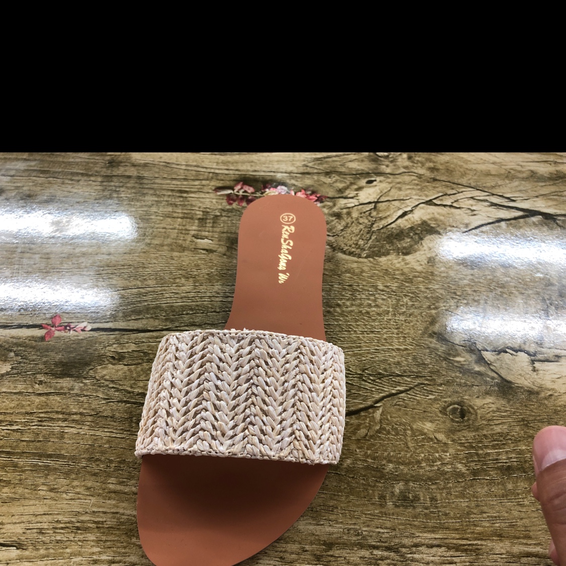 "Human and Shark Dance: Linen hollowed-out breathable, trendy, comfortable and versatile casual women's slippers. details Picture