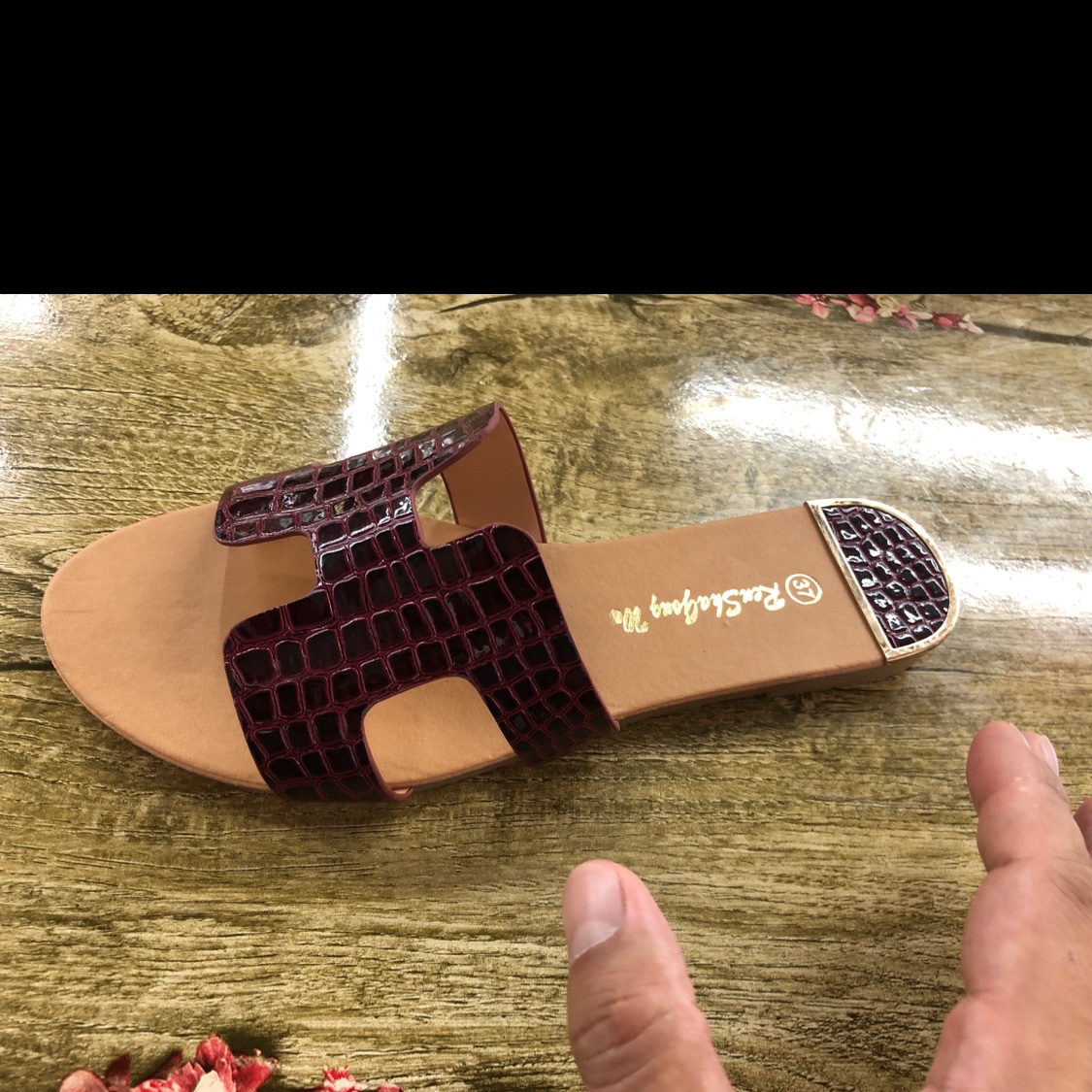 "Human and Shark Dance H One-line stone-patterned hollowed-out fashionable and trendy casual women's slippers.