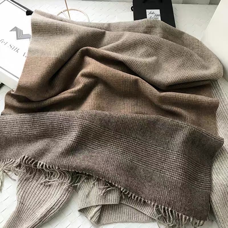 A versatile and casual Korean-style coat scarf for ladies in autumn and winter