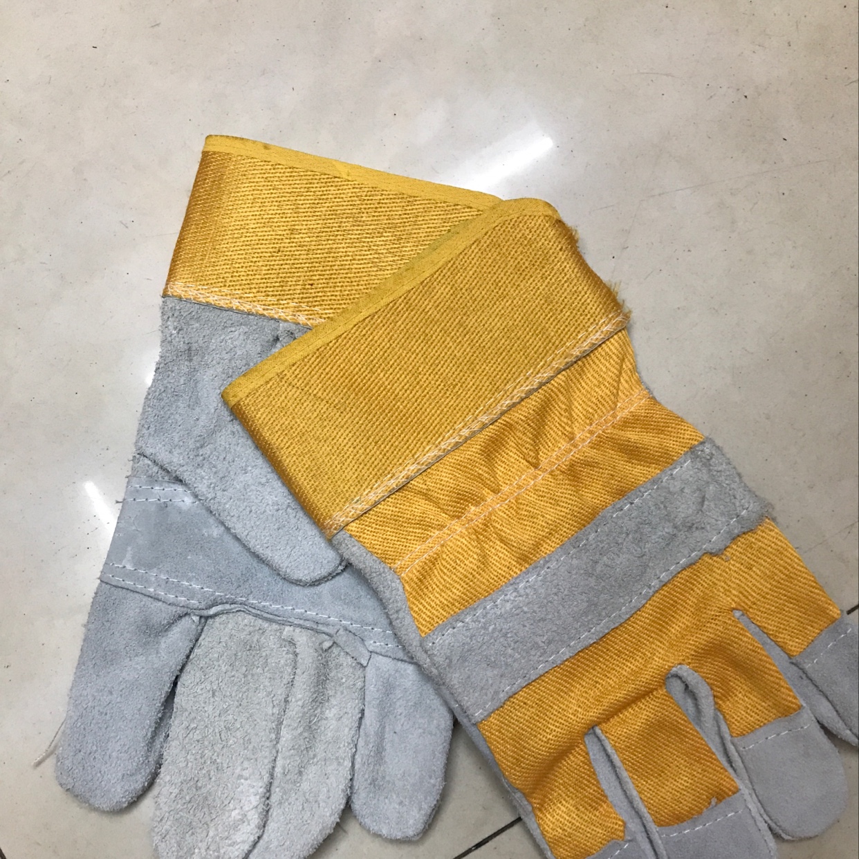 黄本驳手套
