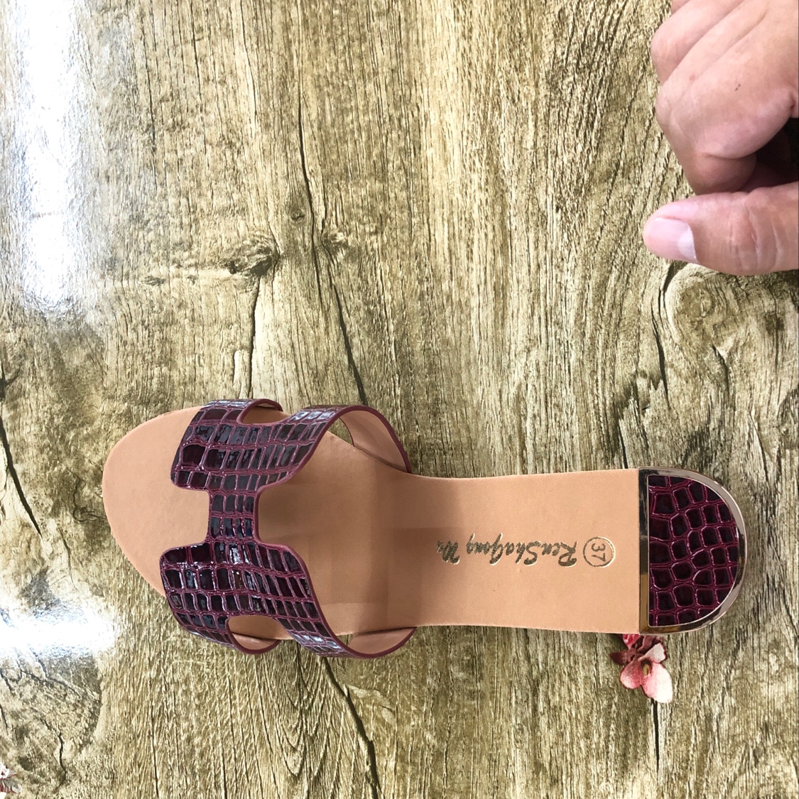 "Human and Shark Dance H One-line stone-patterned hollowed-out fashionable and trendy casual women's slippers. Specification image