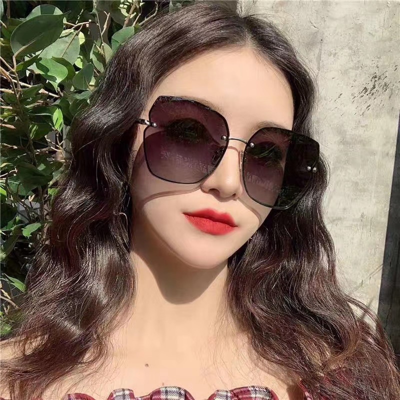 Web celebrity sunglasses for women