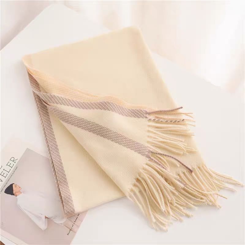 The shawl with a European and American style scarf is a versatile and casual bestseller for women's autumn and winter coats