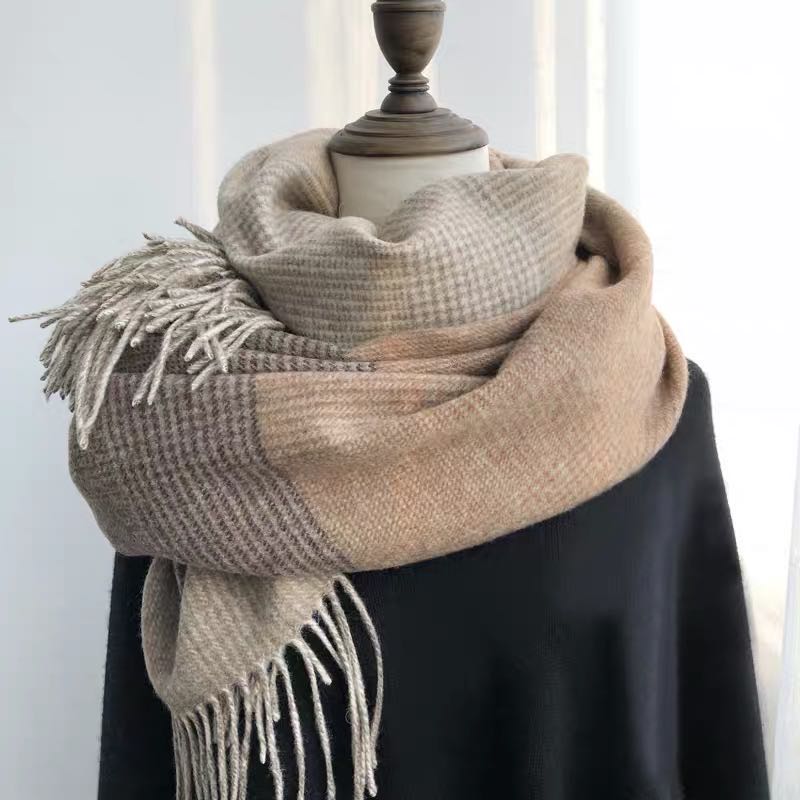 A versatile, fashionable and casual scarf for women's autumn and winter coats
