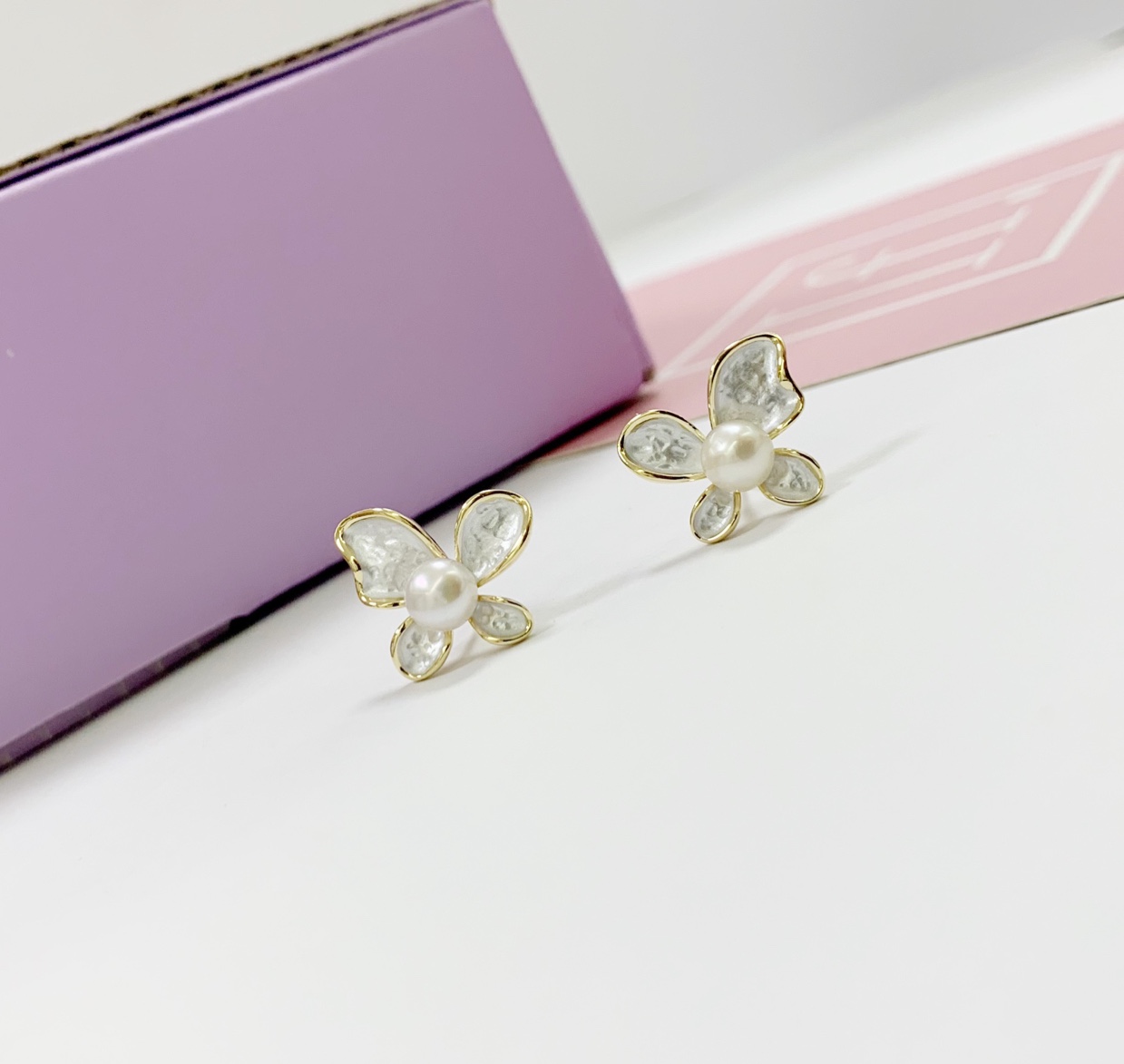 Apply a thin layer of butterfly flowers Specification image