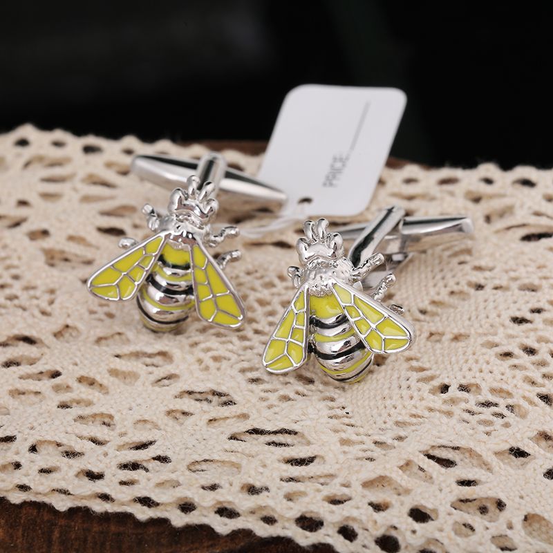 Bee-shaped fun cufflinks detail image 1
