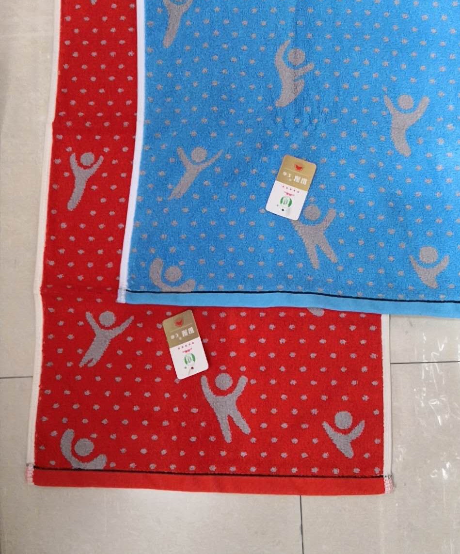 Jacquard polka dot towel
