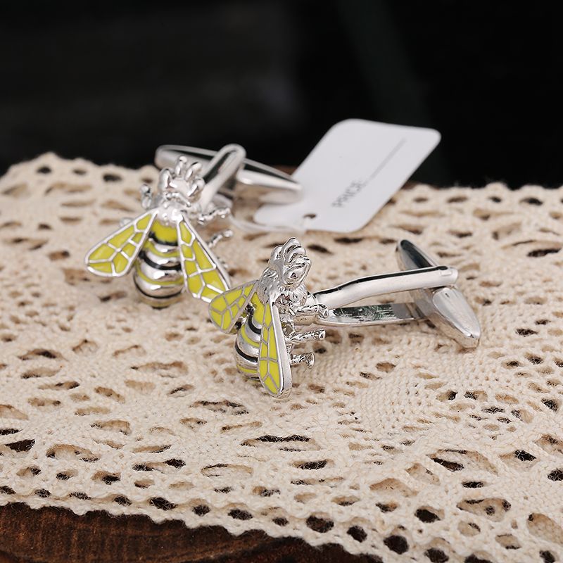 Bee-shaped fun cufflinks detail image 2