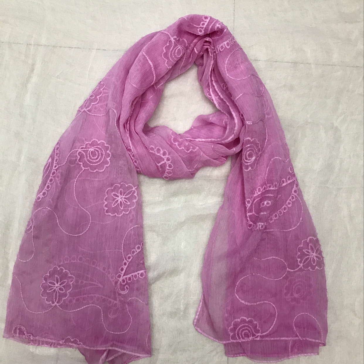 雪纺皱脏染绣花，尺寸70x180厘米长。