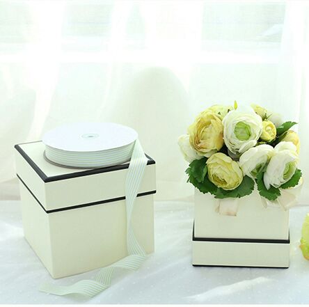 The square Zumarong gift box is white
