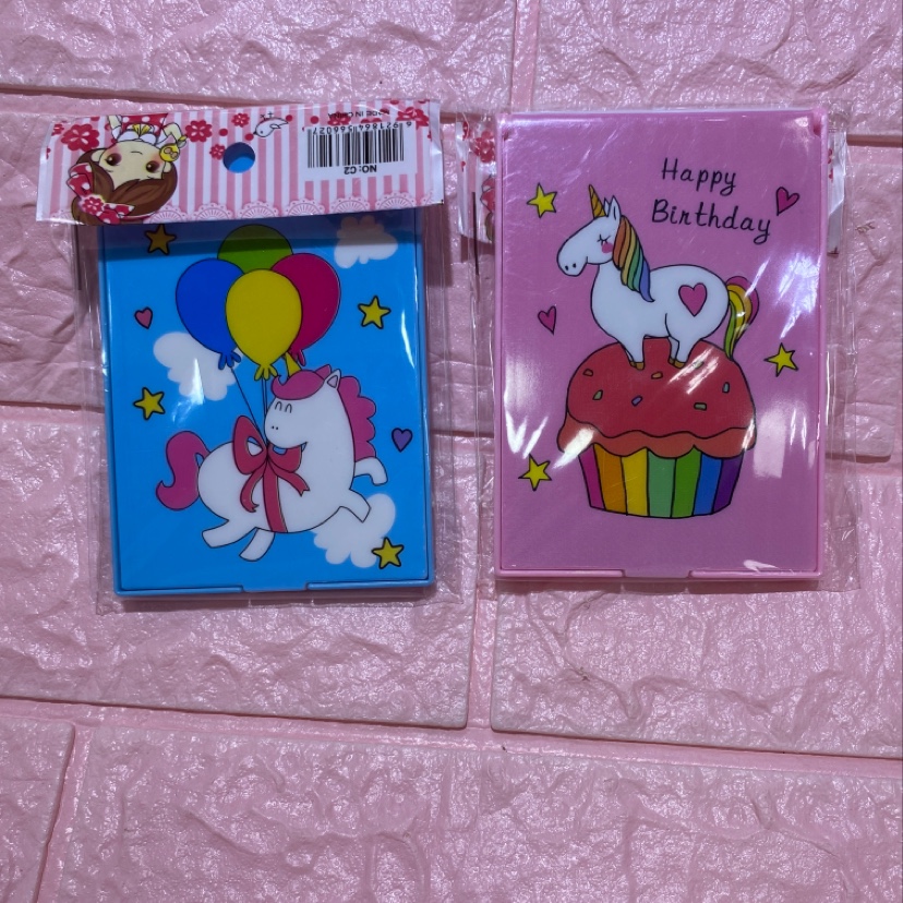 The children's mirror comb in the shape of a little horse is simple, convenient, cute and warm details Picture