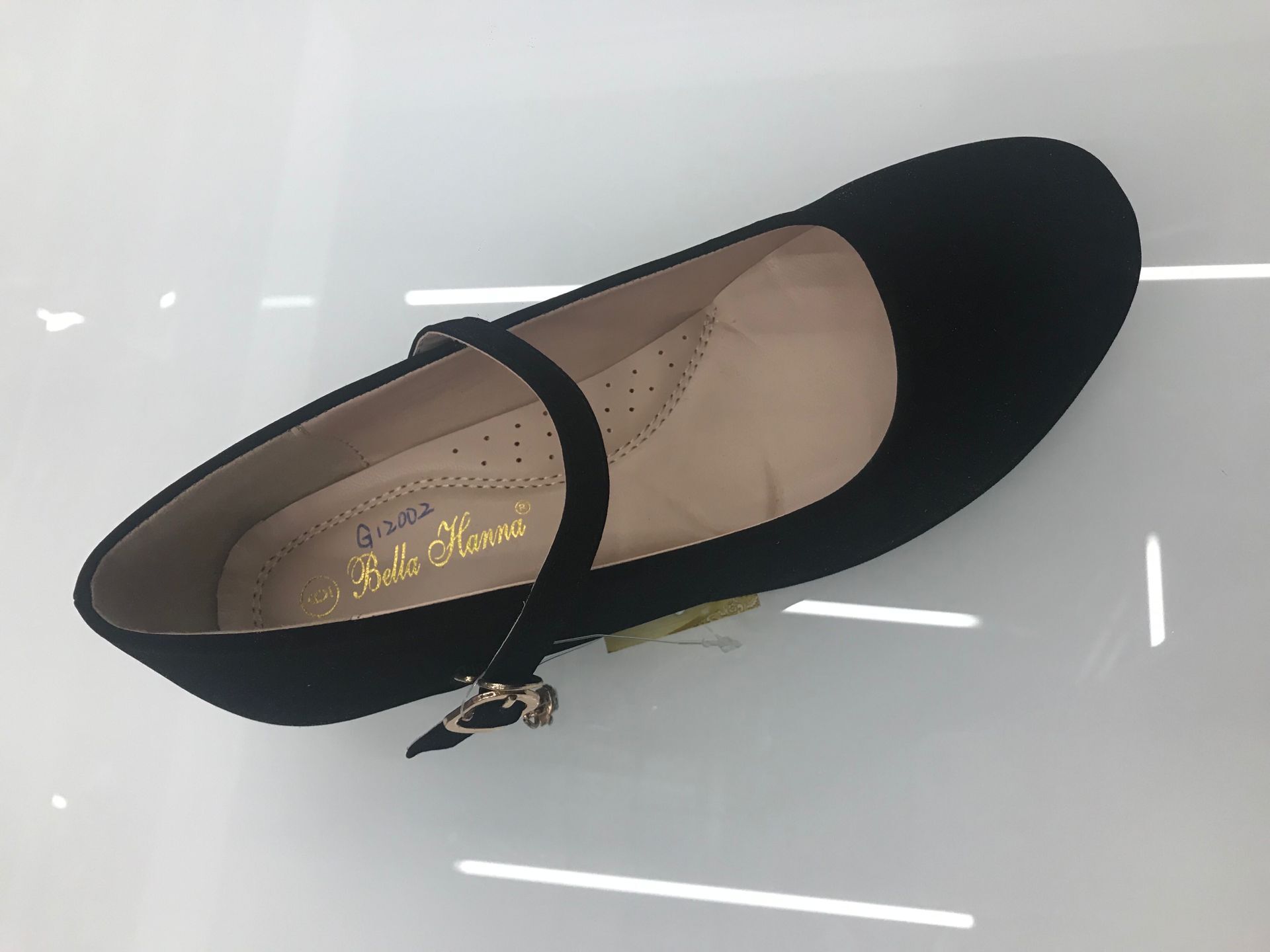 Simple leather shoes for women thumbnail