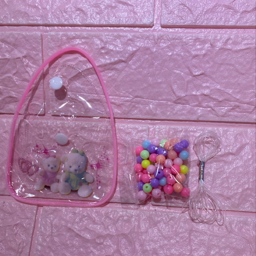 Children's handcrafted beading can be worn into necklaces, bracelets, bear handbags for DIY, warm and cozy Application Scenario