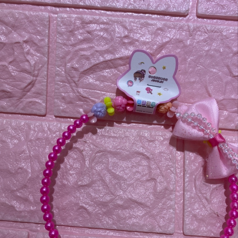 Children's beaded pearl headbands, bow tie flowers, and bow tie flowers are cute and warm Application Scenario