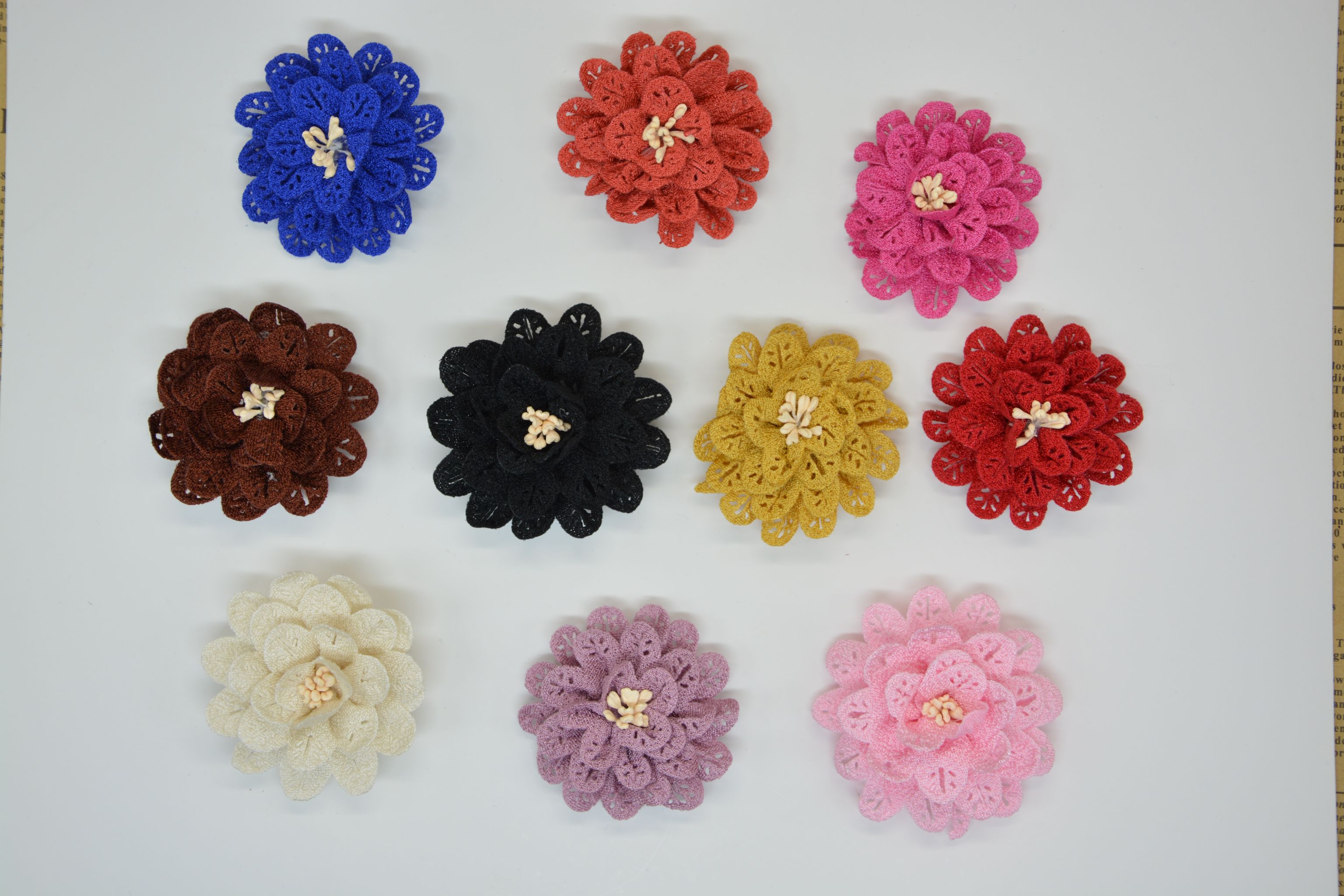 珍珠麻镂空花瓣卷花