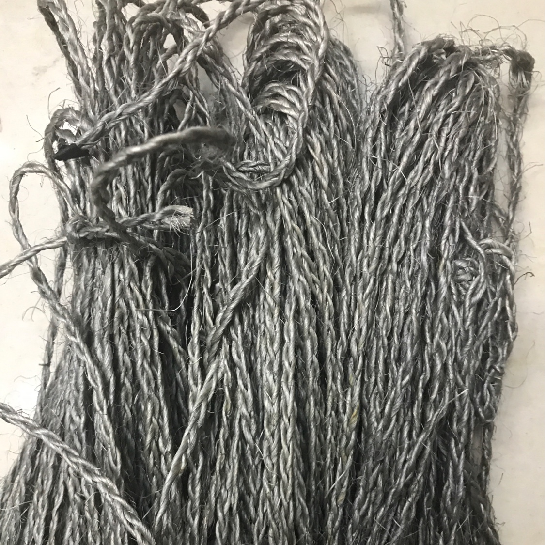 灰色三股剑麻辫