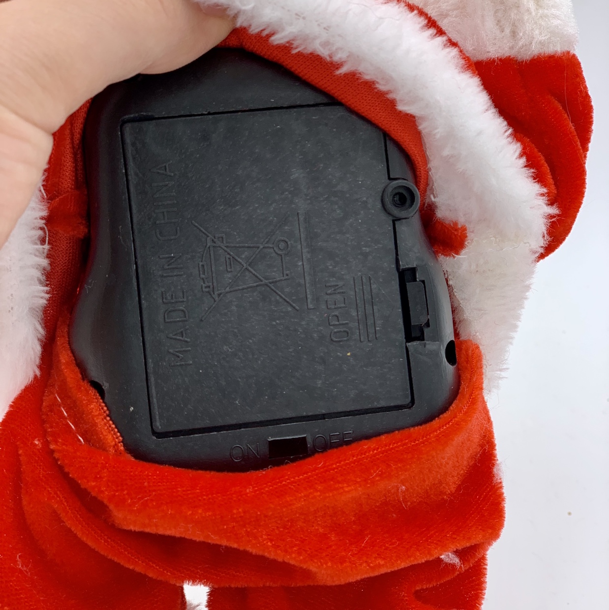 30厘米拿伞跳舞老人白底实物图