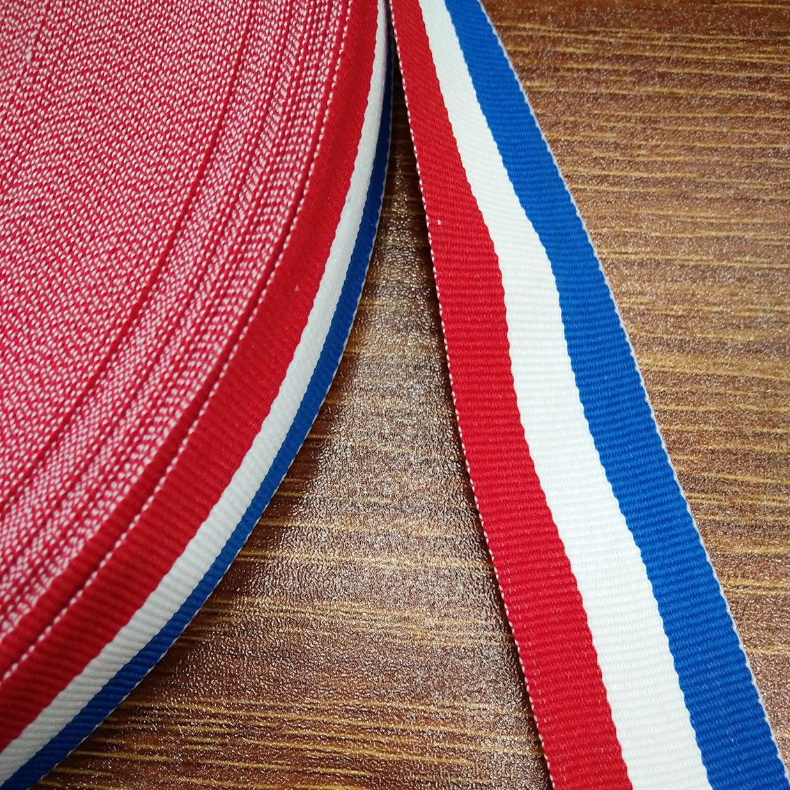 厂家直销红白蓝涤纶平面带奖牌吊带奖牌带裤边裤腰带服装辅料白底实物图